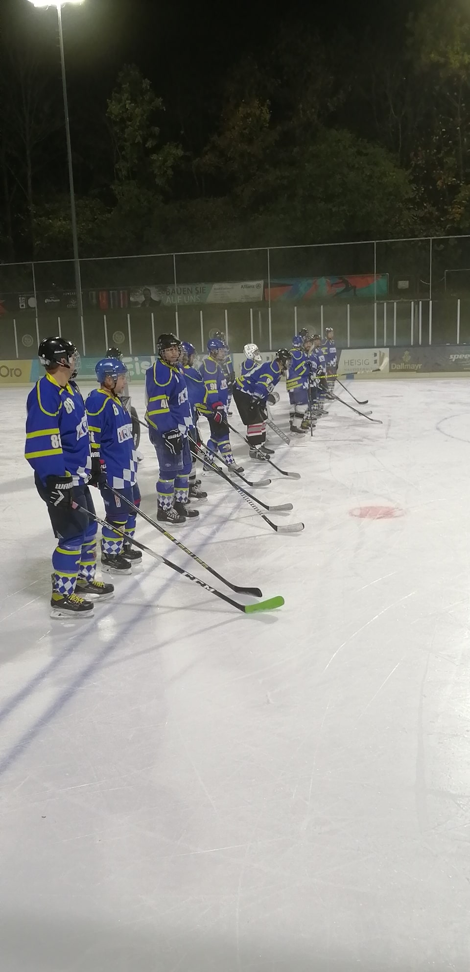 EHC 90 Taufkirchen Eishockeyspieler in einer Reihe